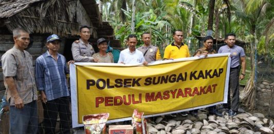 Kapolsek Kakap Beri Bantuan Sembako Pada Keluarga Lebek Adam
