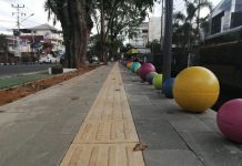 Tak Cuma Teduh, Bola Beton Aneka Warna Percantik Trotoar HOS Cokroaminoto