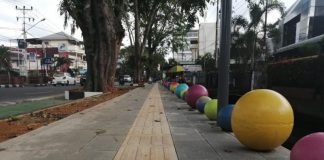 Tak Cuma Teduh, Bola Beton Aneka Warna Percantik Trotoar HOS Cokroaminoto