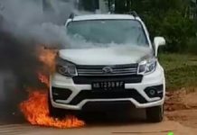 Mobil Daihatsu Terios Terbakar di Bundaran Dekat Transmart Kubu Raya