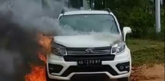 Mobil Daihatsu Terios Terbakar di Bundaran Dekat Transmart Kubu Raya