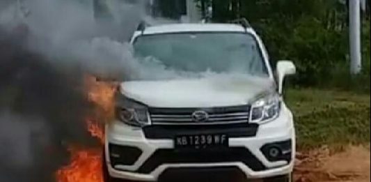 Mobil Daihatsu Terios Terbakar di Bundaran Dekat Transmart Kubu Raya
