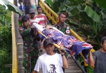 Medan Sulit, Satgas Pamtas Yonif Raider 641/Bru Tandu Warga yang Sakit ke Puskesmas