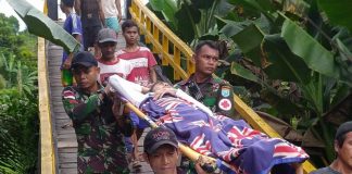 Medan Sulit, Satgas Pamtas Yonif Raider 641/Bru Tandu Warga yang Sakit ke Puskesmas