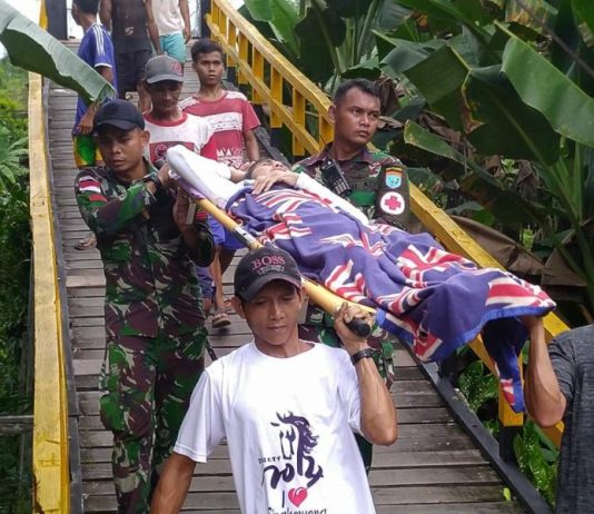 Medan Sulit, Satgas Pamtas Yonif Raider 641/Bru Tandu Warga yang Sakit ke Puskesmas