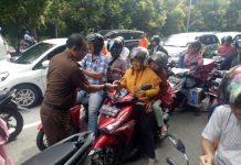 Libatkan LSM, Kejati Kalbar Bagikan Stiker di Hari Anti Korupsi Sedunia