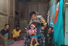 Bhabinkamtibmas Beri Bocah Lumpuh Kado Natal Kursi Roda