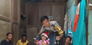 Bhabinkamtibmas Beri Bocah Lumpuh Kado Natal Kursi Roda