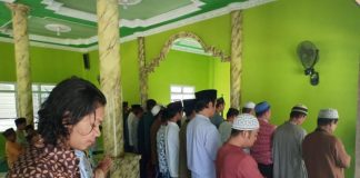 Puluhan Warga Sekadau Gelar Salat Gerhana Matahari