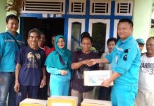 PT WHW Bagikan Bingkisan Natal Kepada 138 Warga Kendawangan