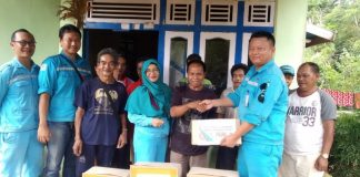 PT WHW Bagikan Bingkisan Natal Kepada 138 Warga Kendawangan