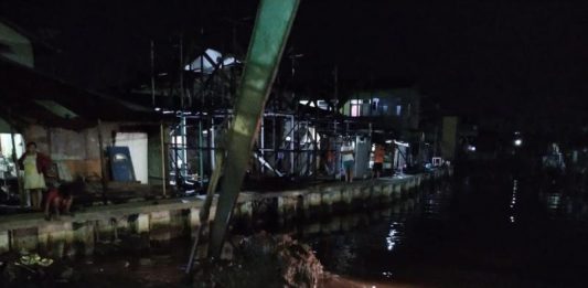 Dinas PU Pontianak Keruk Pendangkalan Parit Tokaya di Gang Dungun