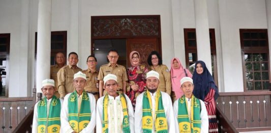 Dapat Hadiah Umrah dari Pemkot Pontianak, Sattori Tak Mampu Bendung Isak Tangis