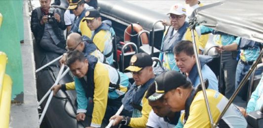 Sambut Hari Armada, Lantamal XII Pontianak Bersihkan Sampah di Sungai Kapuas
