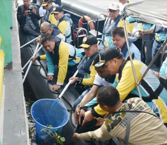 Sambut Hari Armada, Lantamal XII Pontianak Bersihkan Sampah di Sungai Kapuas