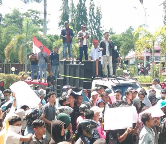 Massa Seruduk Gedung DPRD, Dewan Tantang LSM Mempawah Berani PTUN-kan APBD 2020
