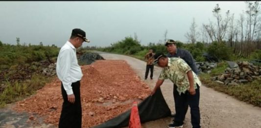 Pengerjaan Proyek Peningkatan Jalan Pasir-Sebukit dan Sebukit-Sei Sederam Molor, Komisi C DPRD Mempawah Sebut Menyalahi Aturan