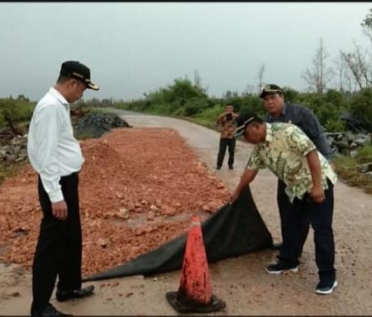 Pengerjaan Proyek Peningkatan Jalan Pasir-Sebukit dan Sebukit-Sei Sederam Molor, Komisi C DPRD Mempawah Sebut Menyalahi Aturan