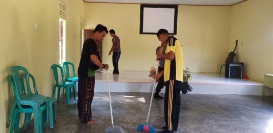 Polsek Monterado Bersihkan Gereja Bethel Indonesia Sansibo