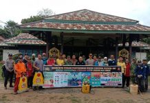 Polsek dan Forkopimcam Monterado Melakukan Penyemprotan Disinfektan