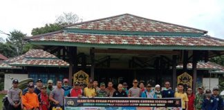 Polsek dan Forkopimcam Monterado Melakukan Penyemprotan Disinfektan