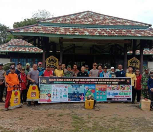 Polsek dan Forkopimcam Monterado Melakukan Penyemprotan Disinfektan