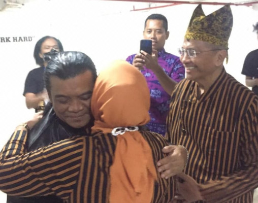 Dahlan_Iskan_bersama_istri_Nafsiah_saat_ketemu_Didi_Kempot_disway.id_ (1)