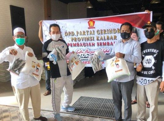 Gerindra Kalbar in Action, Sisipkan Ikan saat Salurkan Beras ke Masyarakat Terdampak Covid-19