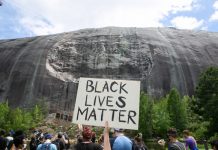 Patung-patung di Dinding