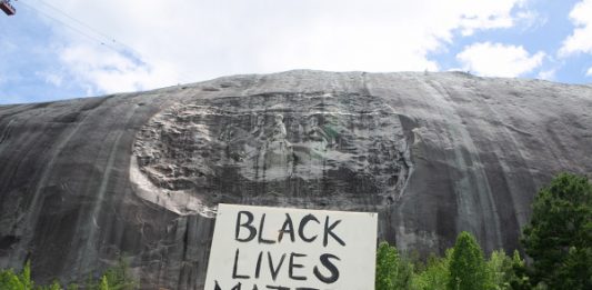 Patung-patung di Dinding