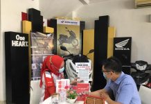 Astra Motor Kalbar Beri Hadiah Kue Bulan Ke Pelanggan