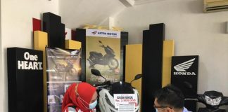 Astra Motor Kalbar Beri Hadiah Kue Bulan Ke Pelanggan