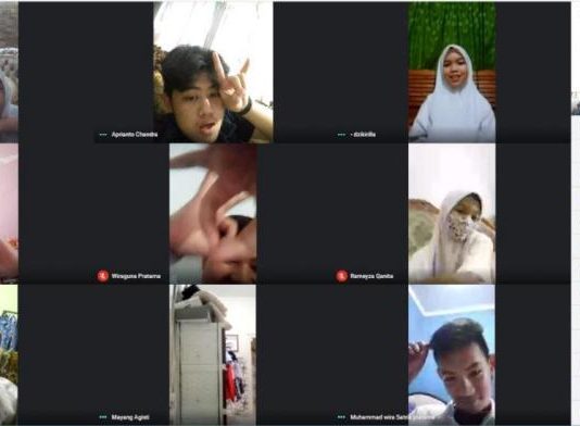 Astra Motor Kalbar Berikan Edukasi Atasi Jalan Licin Dengan Cari Aman Kepada Siswa SMP N 8 Pontianak