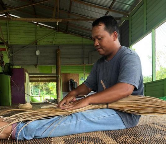 Cahaya Menjaga Warisan Nenek Moyang Suku Dayak di Teras Negeri