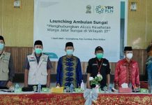 YBM PLN Serahkan Bantuan Ambulance Sungai Di Kecamatan Sejangkung