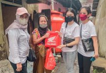 Astra Motor Bagikan Sembako untuk Masyarakat Pontianak