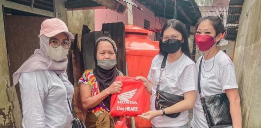 Astra Motor Bagikan Sembako untuk Masyarakat Pontianak