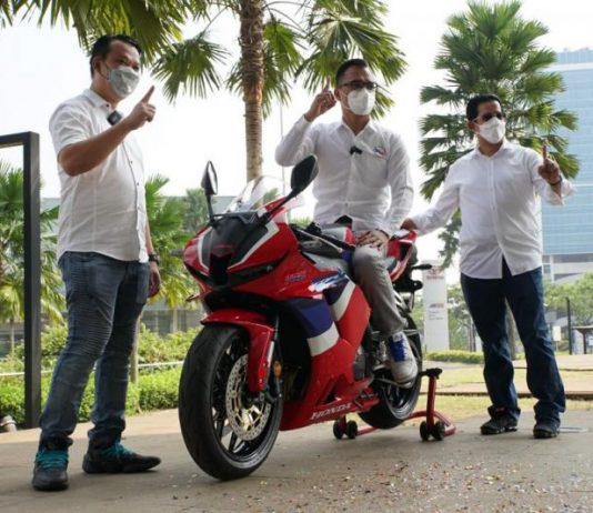 Astra Motor Serahkan CBR600RR ke Konsumen Pertama di Indonesia