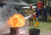 Kelompok Tani Peduli Api Desa Laman Satong Peroleh Ikuti Pelatihan Pemadam Kebakaran