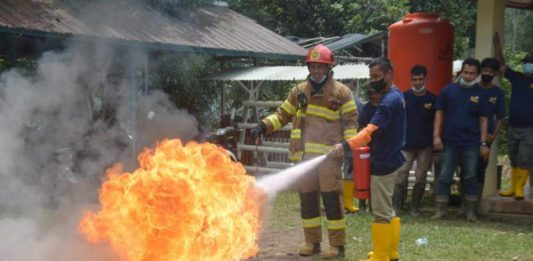 Kelompok Tani Peduli Api Desa Laman Satong Peroleh Ikuti Pelatihan Pemadam Kebakaran