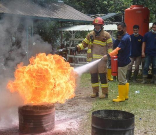 Kelompok Tani Peduli Api Desa Laman Satong Peroleh Ikuti Pelatihan Pemadam Kebakaran