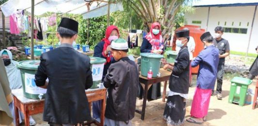 Peringati Hari Cuci Tangan Pakai Sabun Sedunia, Dompe Ummat Bersama Instansi Beri Edukasi Pondok Pesantren