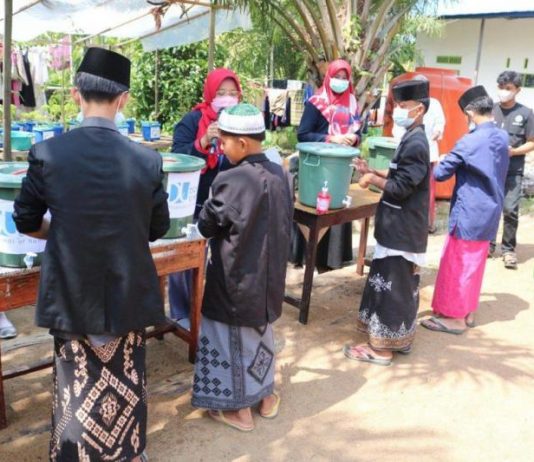 Peringati Hari Cuci Tangan Pakai Sabun Sedunia, Dompe Ummat Bersama Instansi Beri Edukasi Pondok Pesantren