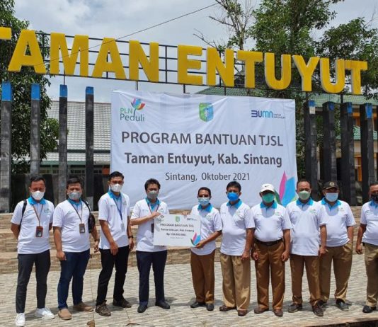 PLN Bantu Percantik Taman Entuyut di Sintang
