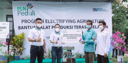 Tingkatkan Perekonomian Warga di Kelurahan Sedau, PLN Berikan Bantuan Alat Produksi Pengolahan Belacan