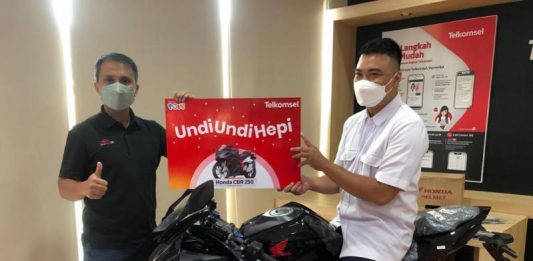 Tukar Poin di Program Undi-Undi Hepi Telkomsel, Reza Raih 1 Unit Motor