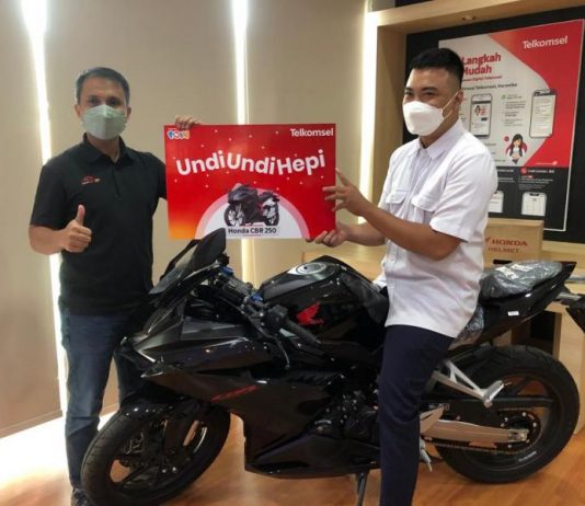 Tukar Poin di Program Undi-Undi Hepi Telkomsel, Reza Raih 1 Unit Motor