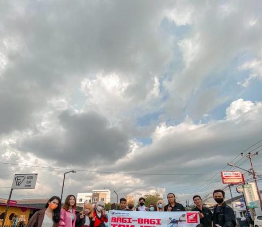 Astra Motor Bagikan 300 Paket Takjil Gratis