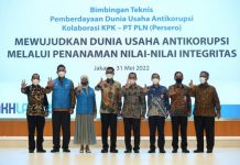Pertama di Lingkungan Badan Usaha, KPK Beri Rompi Biru Cegah Korupsi ke PLN Sebagai Simbol Kolaborasi