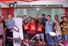 Ajak Jurnalis dan Peduli Korban Banjir di Mempawah, Asmo Kalbar Berbagi Sembako dan Berikan Service Gratis